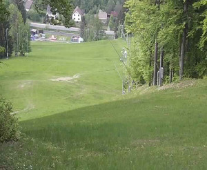 Skiareál Karolinka  - Prostřední část sjezdovky a snowpark - 5.5.2024 v 16:32