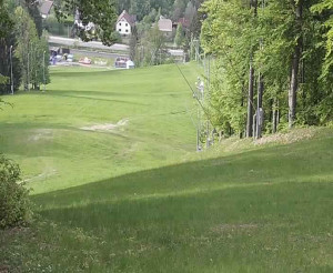 Skiareál Karolinka  - Prostřední část sjezdovky a snowpark - 5.5.2024 v 17:32
