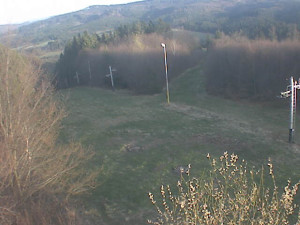 Skiareál Troják - Kamera na svahu B, pohled od chaty - 29.3.2024 v 17:30