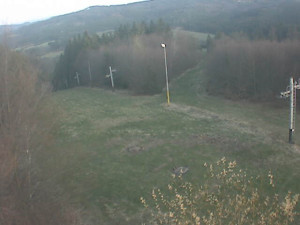 Skiareál Troják - Kamera na svahu B, pohled od chaty - 29.3.2024 v 18:00