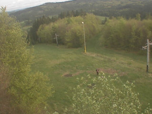 Skiareál Troják - Kamera na svahu B, pohled od chaty - 16.4.2024 v 17:30