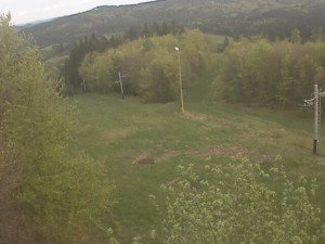 Skiareál Troják - Kamera na svahu B, pohled od chaty - 16.4.2024 v 18:30