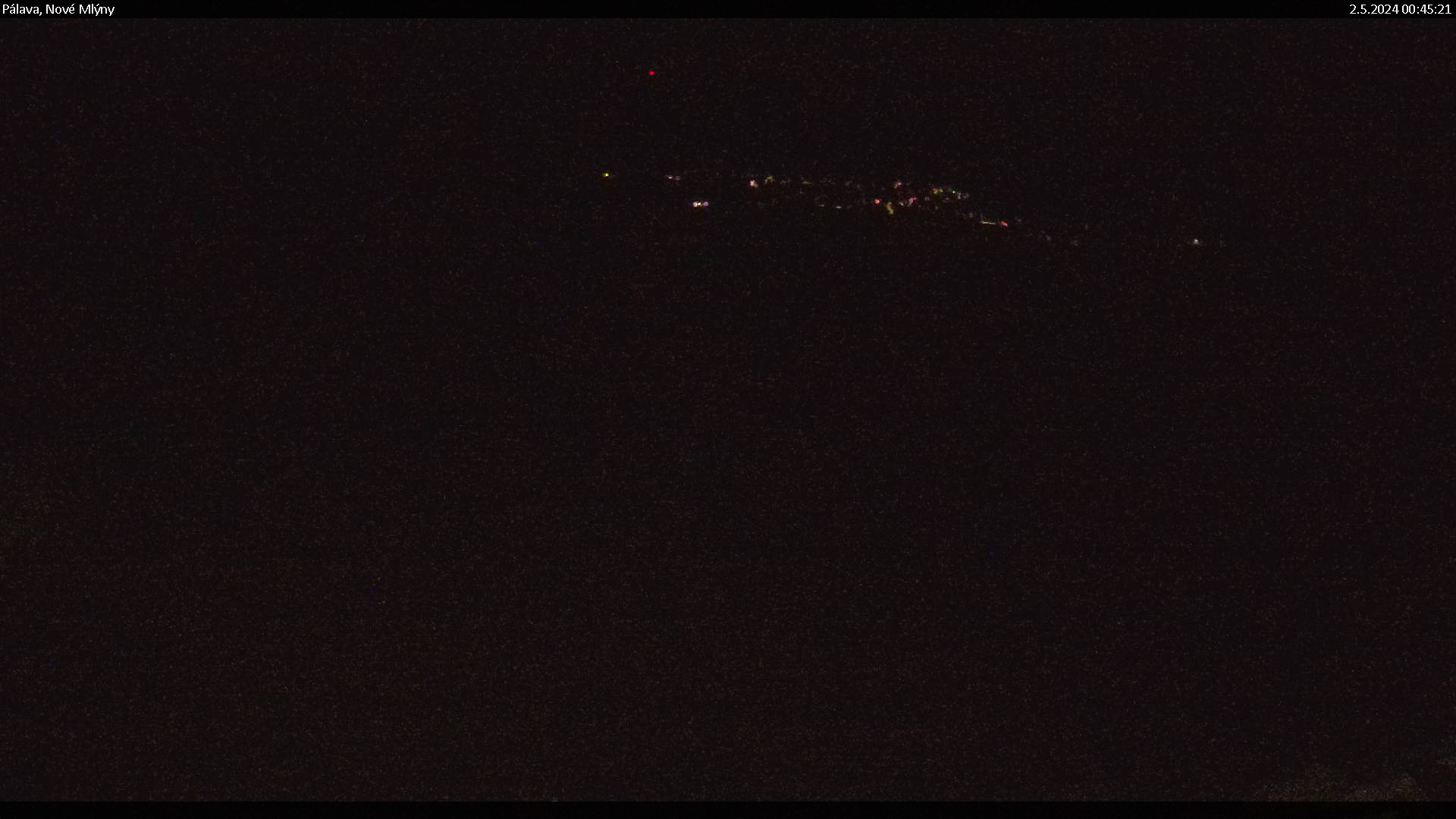 Kamera snímá pohled na Nové Mlýny a Pálavu