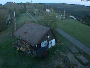 Skiareál Troják - Kamera na svahu B, horní stanice - 26.4.2024 v 05:30