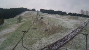 Snow park Paprsek - Lanovka - pohled nahoru - 19.4.2024 v 08:00