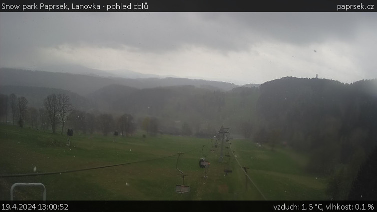 Snow park Paprsek - Lanovka - pohled dolů - 19.4.2024 v 13:00