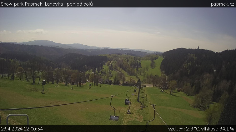 Snow park Paprsek - Lanovka - pohled dolů - 23.4.2024 v 12:00