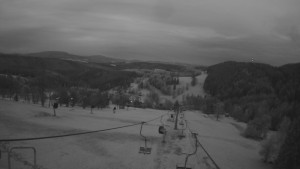 Snow park Paprsek - Lanovka - pohled dolů - 23.4.2024 v 20:25