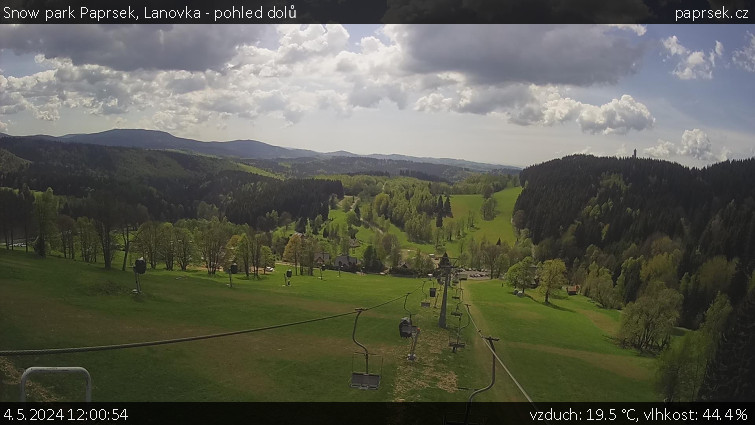 Snow park Paprsek - Lanovka - pohled dolů - 4.5.2024 v 12:00