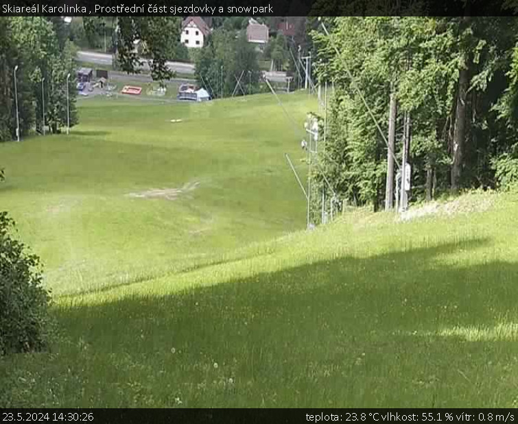 Skiareál Karolinka  - Prostřední část sjezdovky a snowpark - 23.5.2024 v 14:30