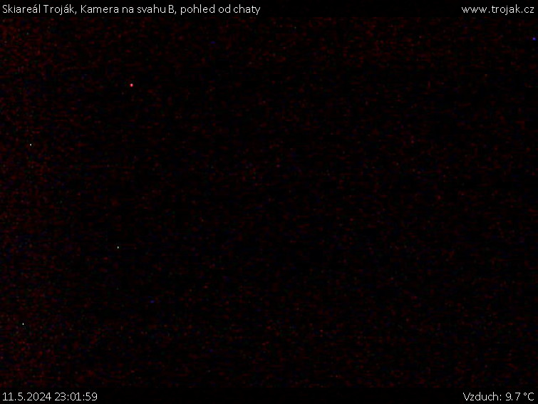 Skiareál Troják - Kamera na svahu B, pohled od chaty - 11.5.2024 v 23:01