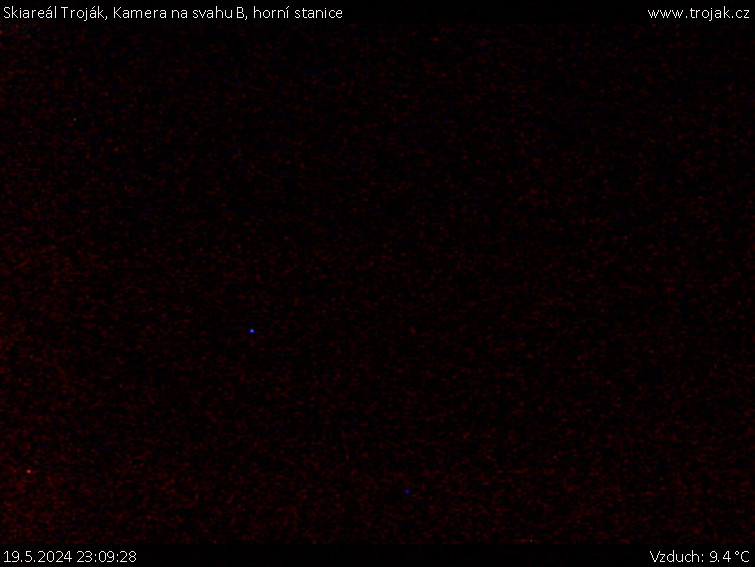 Skiareál Troják - Kamera na svahu B, horní stanice - 19.5.2024 v 23:09