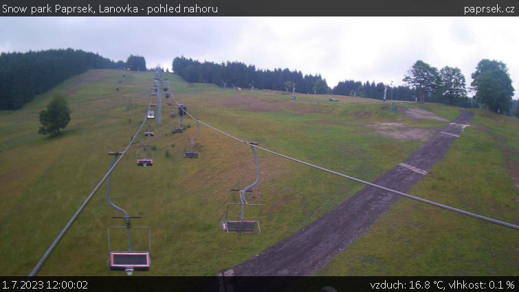 Snow park Paprsek - Lanovka - pohled nahoru - 1.7.2023 v 12:00