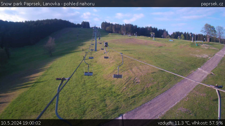 Snow park Paprsek - Lanovka - pohled nahoru - 10.5.2024 v 19:00