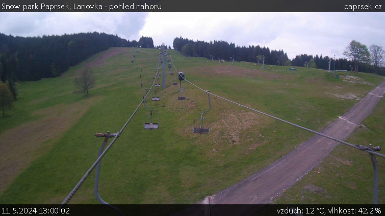 Snow park Paprsek - Lanovka - pohled nahoru - 11.5.2024 v 13:00