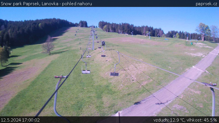 Snow park Paprsek - Lanovka - pohled nahoru - 12.5.2024 v 17:00
