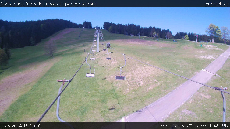 Snow park Paprsek - Lanovka - pohled nahoru - 13.5.2024 v 15:00