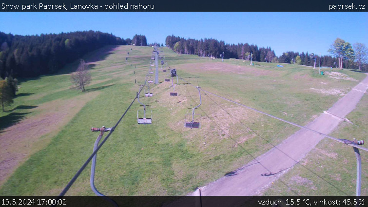 Snow park Paprsek - Lanovka - pohled nahoru - 13.5.2024 v 17:00