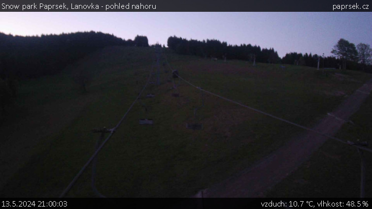 Snow park Paprsek - Lanovka - pohled nahoru - 13.5.2024 v 21:00