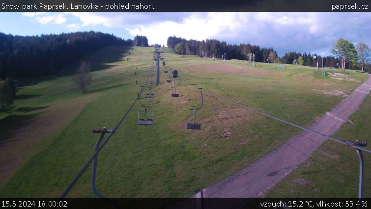 Snow park Paprsek - Lanovka - pohled nahoru - 15.5.2024 v 18:00