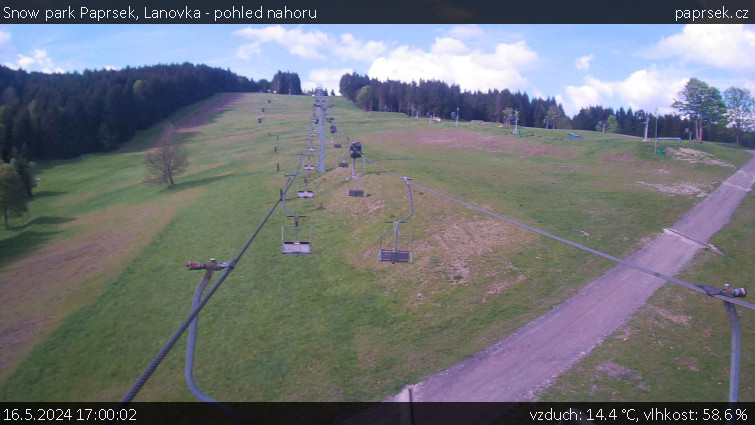 Snow park Paprsek - Lanovka - pohled nahoru - 16.5.2024 v 17:00
