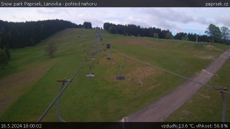 Snow park Paprsek - Lanovka - pohled nahoru - 16.5.2024 v 18:00