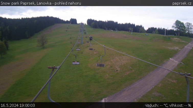 Snow park Paprsek - Lanovka - pohled nahoru - 16.5.2024 v 19:00