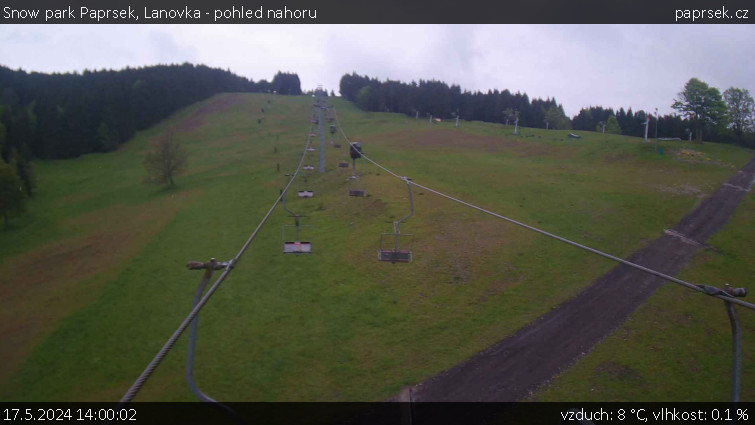 Snow park Paprsek - Lanovka - pohled nahoru - 17.5.2024 v 14:00