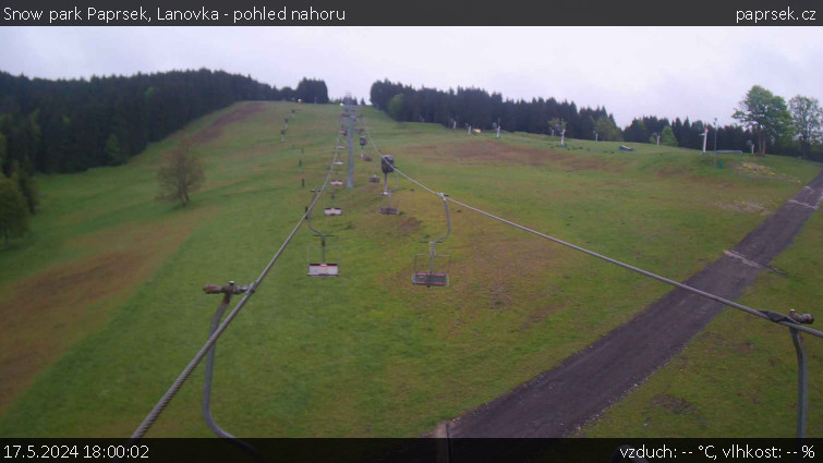 Snow park Paprsek - Lanovka - pohled nahoru - 17.5.2024 v 18:00