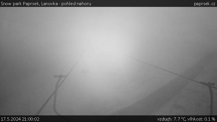 Snow park Paprsek - Lanovka - pohled nahoru - 17.5.2024 v 21:00