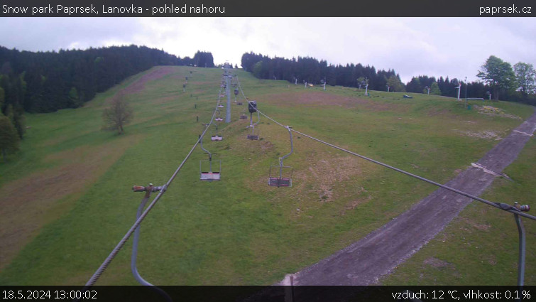 Snow park Paprsek - Lanovka - pohled nahoru - 18.5.2024 v 13:00