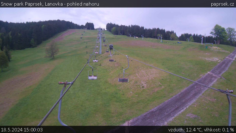 Snow park Paprsek - Lanovka - pohled nahoru - 18.5.2024 v 15:00