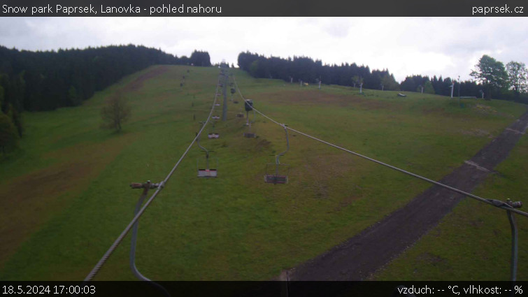 Snow park Paprsek - Lanovka - pohled nahoru - 18.5.2024 v 17:00
