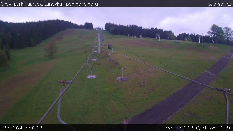 Snow park Paprsek - Lanovka - pohled nahoru - 18.5.2024 v 19:00