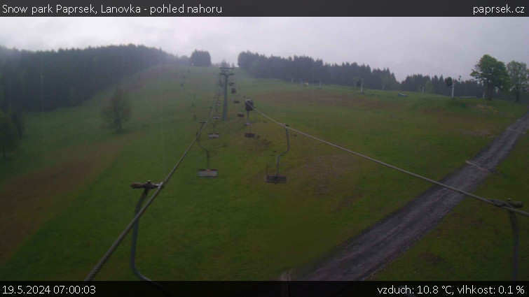 Snow park Paprsek - Lanovka - pohled nahoru - 19.5.2024 v 07:00