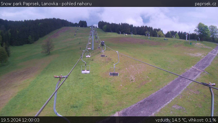 Snow park Paprsek - Lanovka - pohled nahoru - 19.5.2024 v 12:00