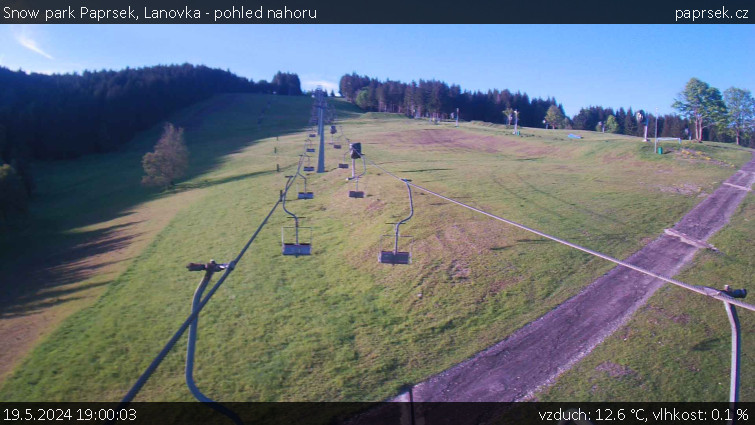Snow park Paprsek - Lanovka - pohled nahoru - 19.5.2024 v 19:00