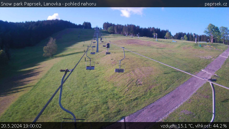 Snow park Paprsek - Lanovka - pohled nahoru - 20.5.2024 v 19:00