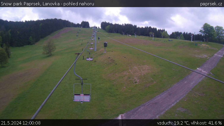 Snow park Paprsek - Lanovka - pohled nahoru - 21.5.2024 v 12:00