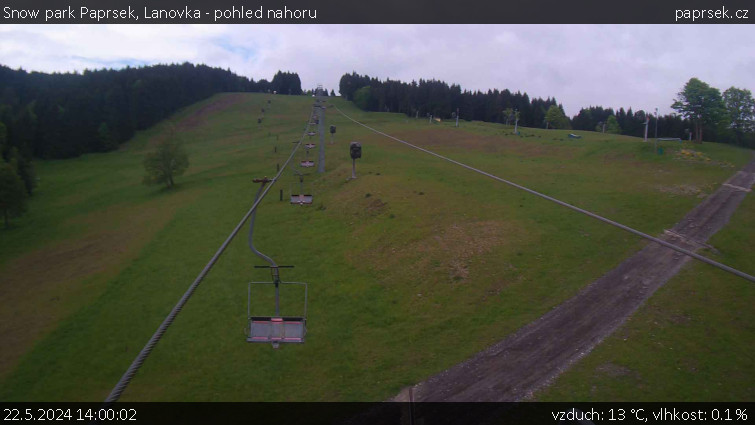 Snow park Paprsek - Lanovka - pohled nahoru - 22.5.2024 v 14:00
