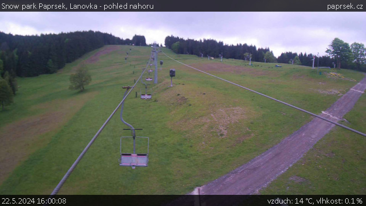 Snow park Paprsek - Lanovka - pohled nahoru - 22.5.2024 v 16:00