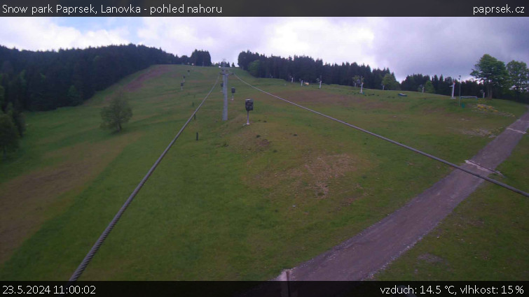 Snow park Paprsek - Lanovka - pohled nahoru - 23.5.2024 v 11:00
