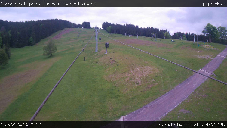 Snow park Paprsek - Lanovka - pohled nahoru - 23.5.2024 v 14:00