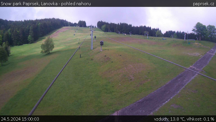 Snow park Paprsek - Lanovka - pohled nahoru - 24.5.2024 v 15:00