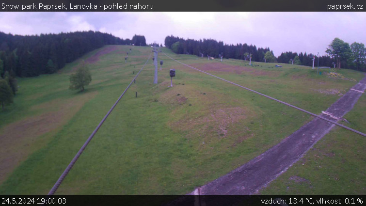 Snow park Paprsek - Lanovka - pohled nahoru - 24.5.2024 v 19:00