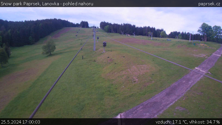 Snow park Paprsek - Lanovka - pohled nahoru - 25.5.2024 v 17:00