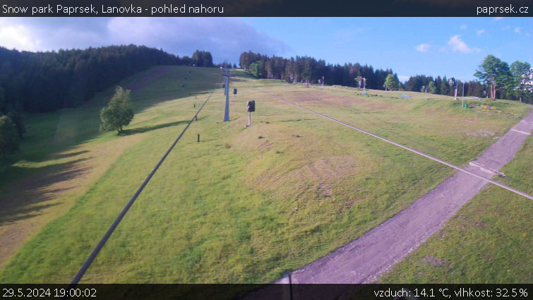 Snow park Paprsek - Lanovka - pohled nahoru - 29.5.2024 v 19:00