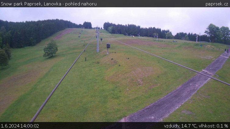 Snow park Paprsek - Lanovka - pohled nahoru - 1.6.2024 v 14:00