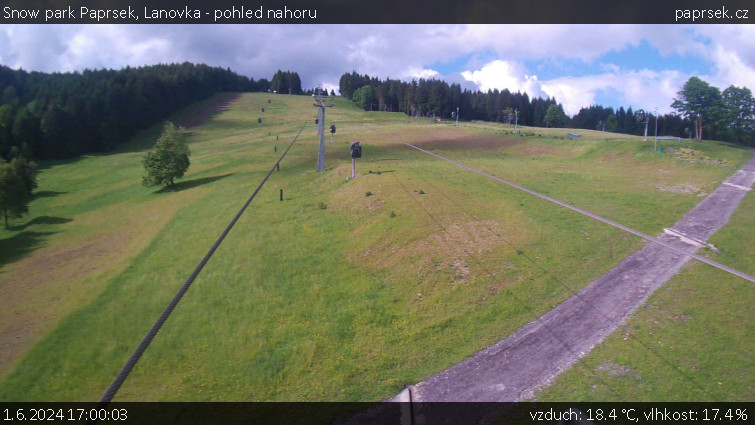Snow park Paprsek - Lanovka - pohled nahoru - 1.6.2024 v 17:00