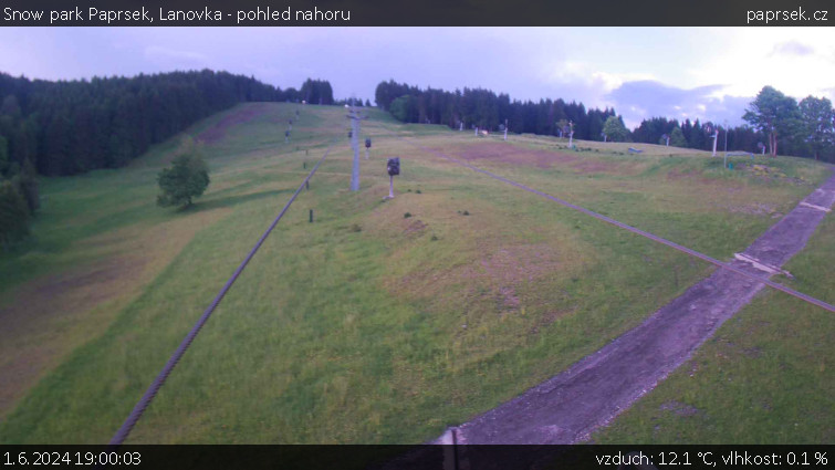 Snow park Paprsek - Lanovka - pohled nahoru - 1.6.2024 v 19:00